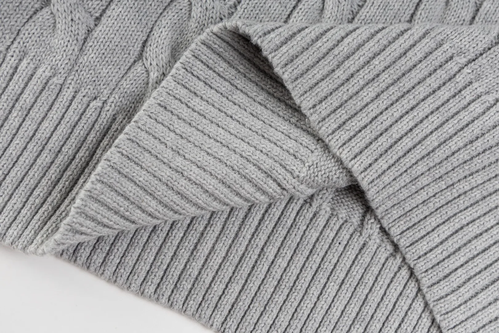 P236 #R92 RALPH LAUREN Ralph Lauren fifteen colors classic small label embroidery logo turtleneck pullover half-zip knitted cable sweater with high-density LOGO embroidery on the chest and original customized tag accessories. Made of pure cotton yarn, pure cotton is skin-friendly and comfortable, small label war horse embroidered twist turtleneck sweater 🐎 high quality, follow the blogger to learn how to wear it! Let’s buy a Ralph Lauren cable sweater. It’s a super hard-to-find series after it became popular. It’s hard to find one on the official website. It’s simple and practical to wear, with a lazy and loose feel. The thickened fabric has more texture, feels soft and delicate, and has a loose fit. Whether worn alone or layered, you can wear different styles of fashion with just one piece!   Size：XS S M L